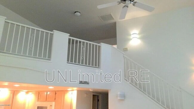 Building Photo - 3285 N Hedgewood Dr