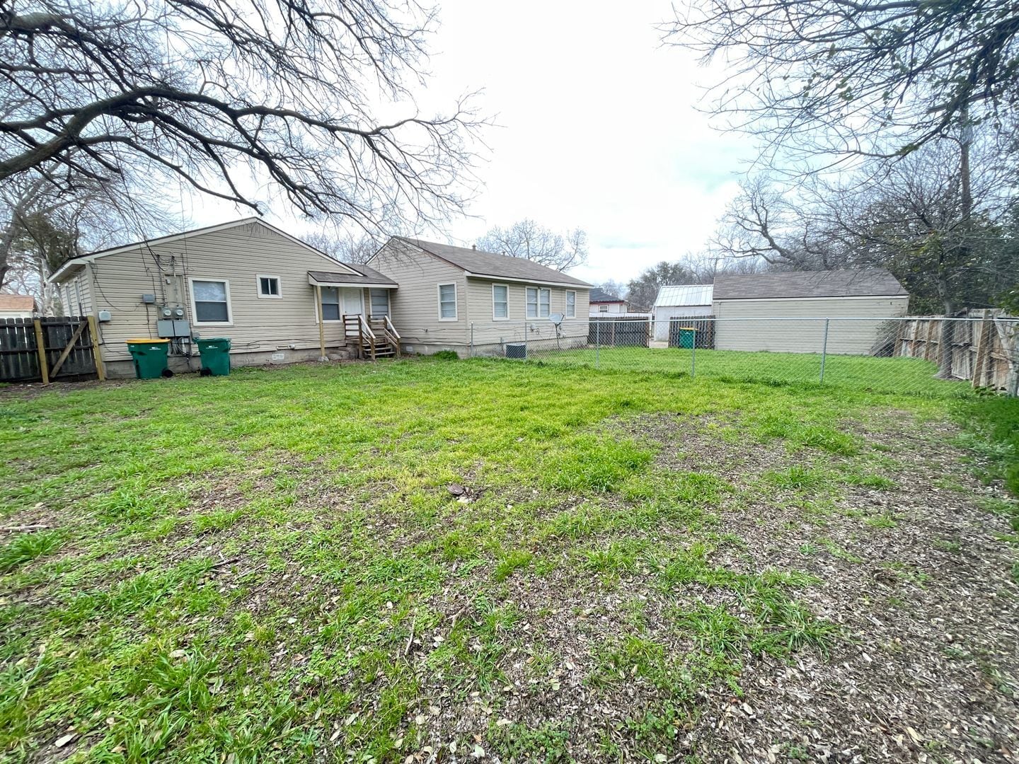 Building Photo - 109/111 E Comay Cir