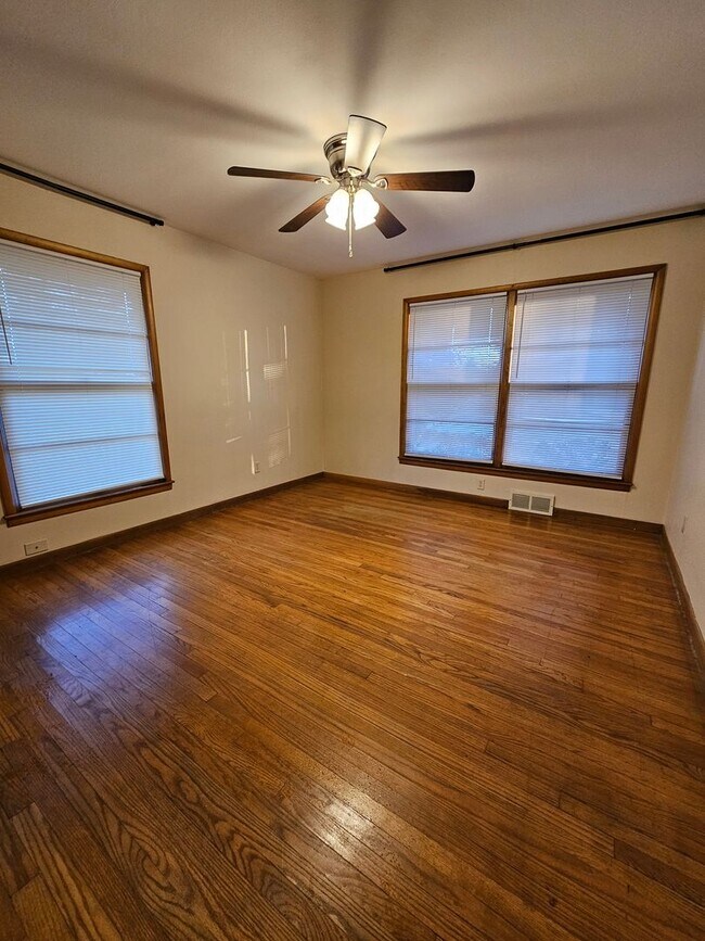 Building Photo - Move-In Special! 1/2 off 1st Month! (3) Bed/(2) Bath + (2) Living Areas Avail NOW! Mowing Included!