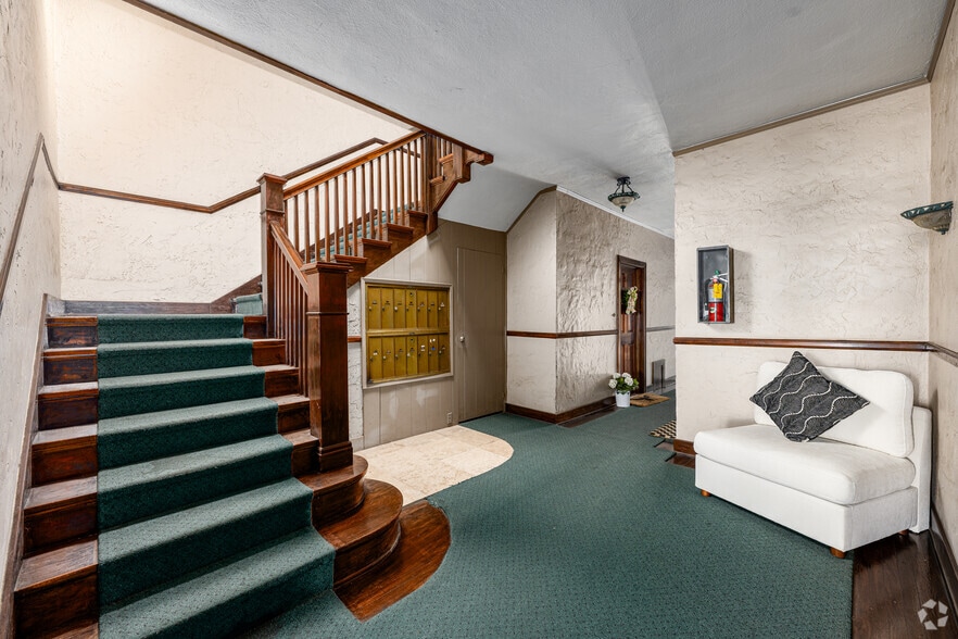Lobby Photo - 170 N El Molino Ave