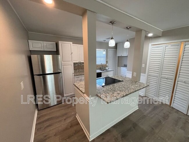 Building Photo - 517 Carambola Ave