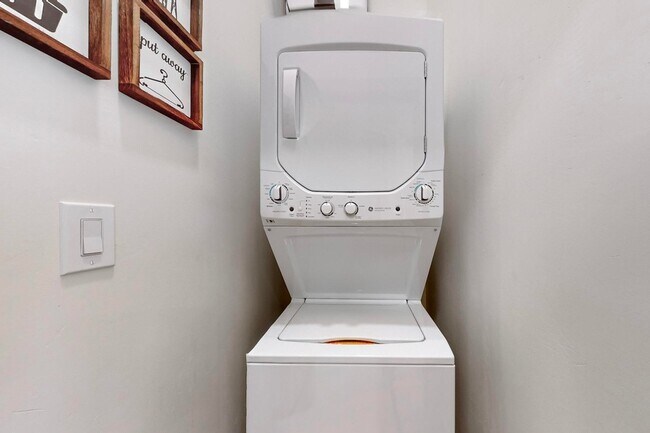 Building Photo - 223 Sierra Dr SE