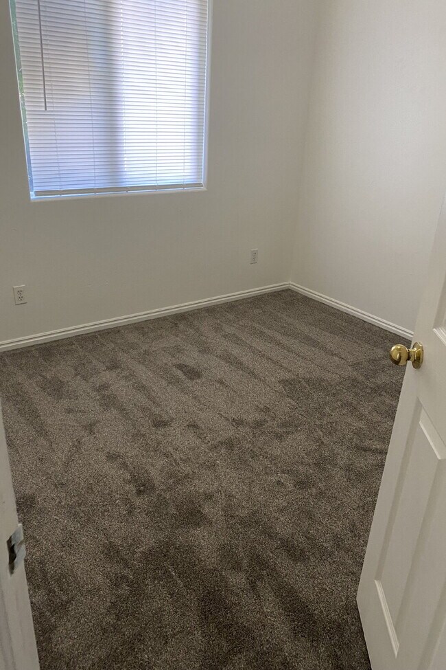 Building Photo - Charming 2-Bedroom Townhouse with 2 Full Baths in the Heart of Saint George