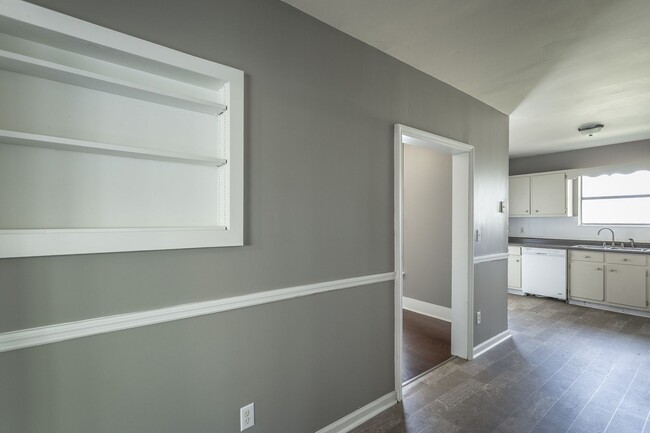 Building Photo - 3 Bedroom, 1 Bath home in the heart of Red...