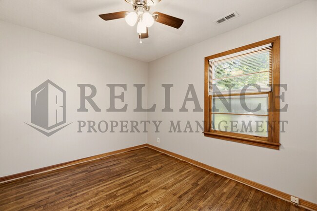 Building Photo - 1620 E Selma St