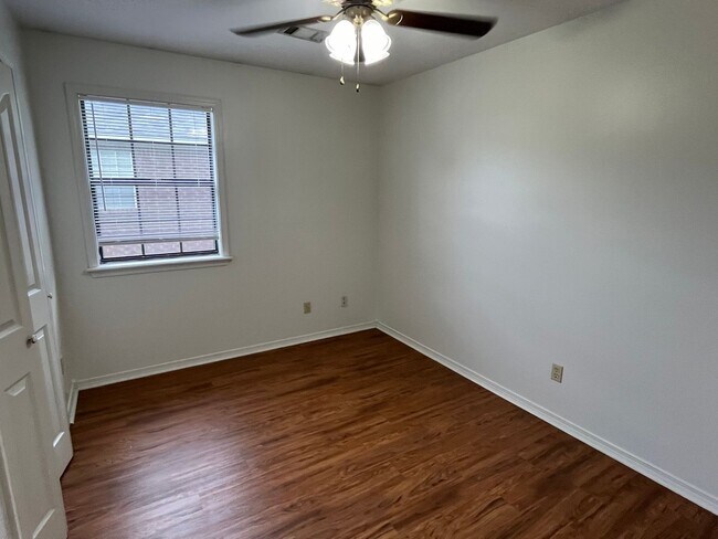 Building Photo - 1300-1302 University Dr