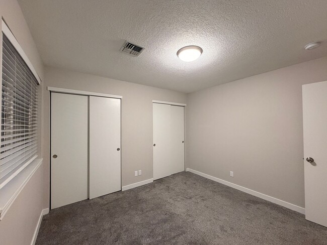 Building Photo - 1073 NE Hidden Valley Dr