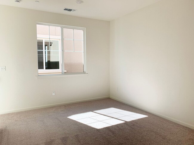 Building Photo - 2025 Built 3/2.5 in Hollister