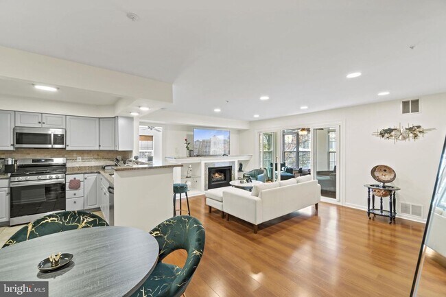 Building Photo - Live the Life with Convenience and Style!