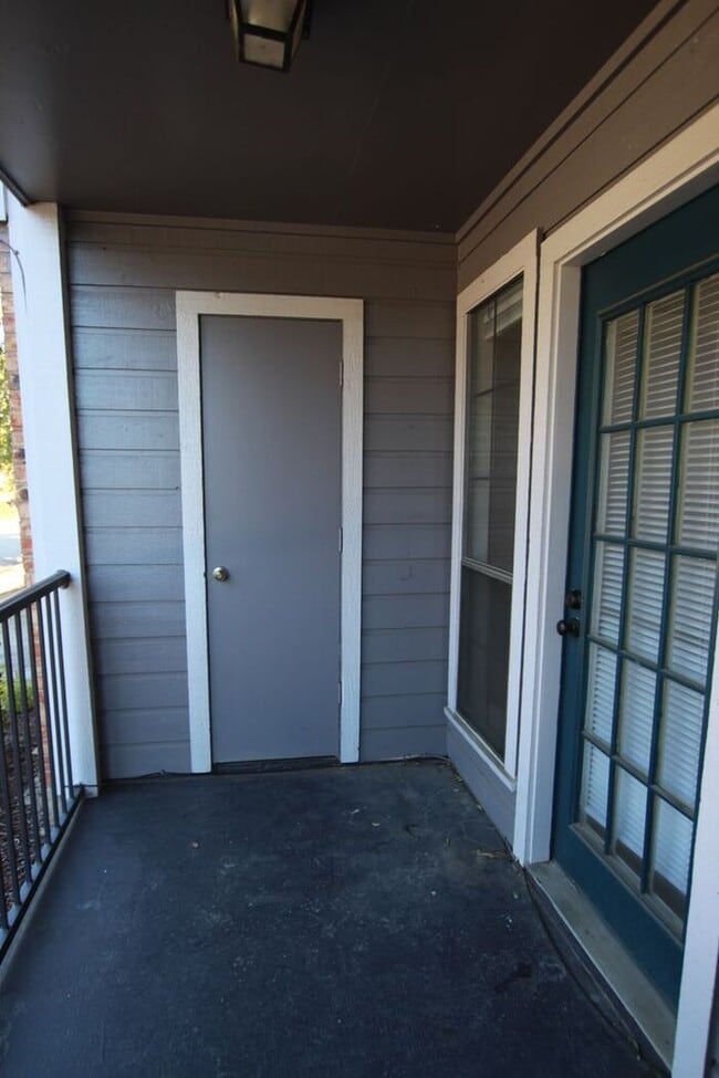 Building Photo - Coming Soon: 2 Bedroom, 1 Bathroom Downsta...