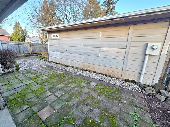 Building Photo - 2 Bedroom, 1 Bath House in Oregon City