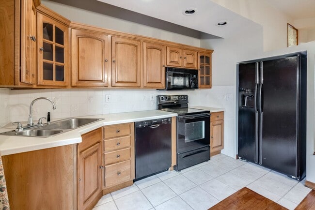 Building Photo - Spacious Three Bedroom Graduate Hospital Home w/ Roof Deck!