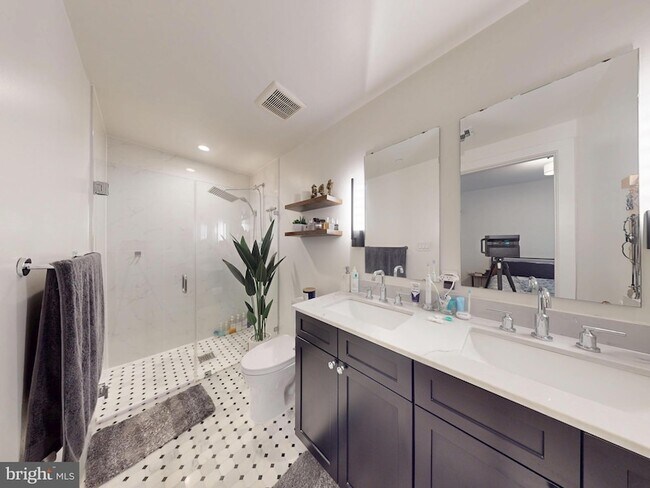 Building Photo - 2642 39th St NW