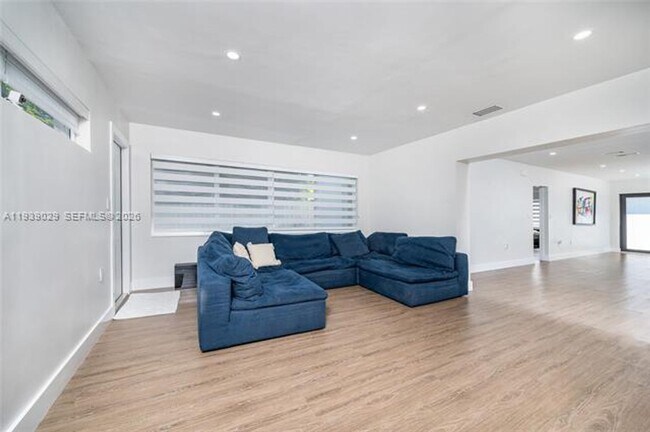 Building Photo - 3077 SW 5th St