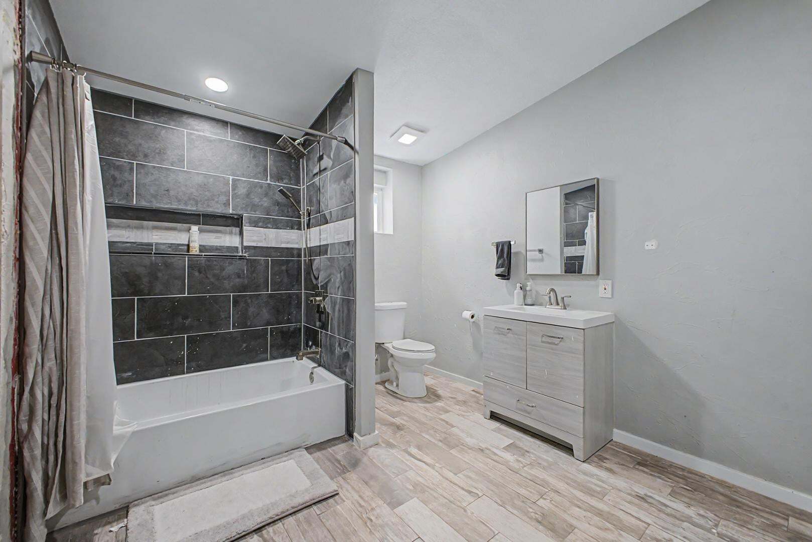 Building Photo - 2025 E Howe Ave