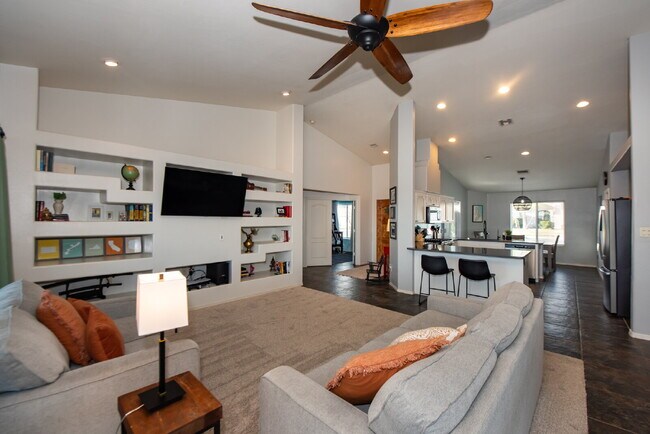 Building Photo - Spacious 3-Bedroom Oasis with Pool in Yuma...