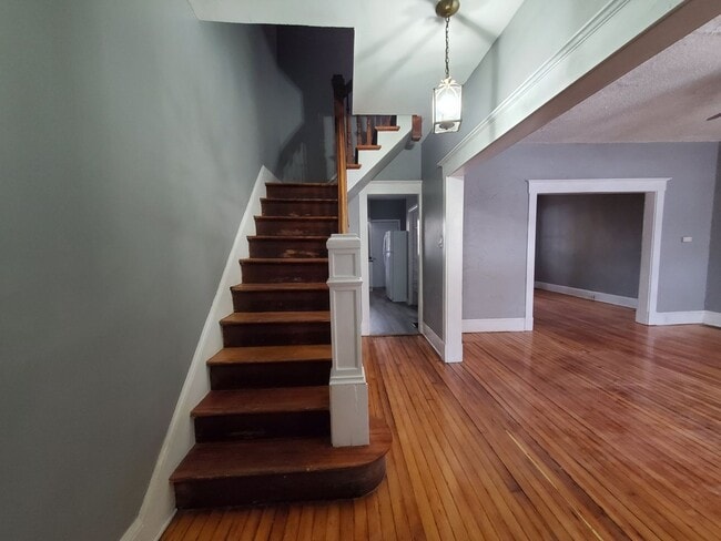 Building Photo - Single Family Home w/ HUGE Yard