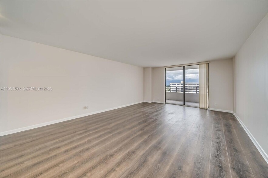 Building Photo - 2500 Parkview Dr