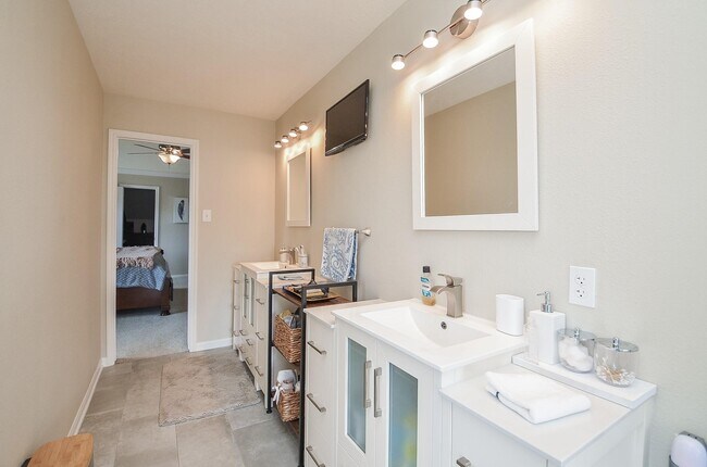 Building Photo - 3654 Royal Royce Dr