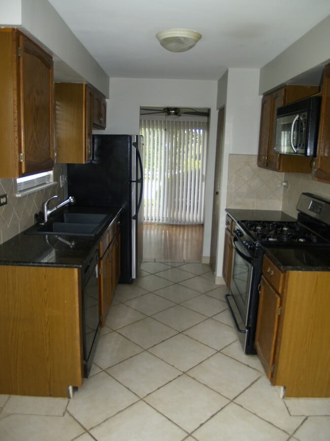 Building Photo - 290 Green Knoll Ln