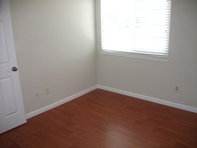 Building Photo - 4 bedroom home/ 2.5 Bath Single Family Hom...