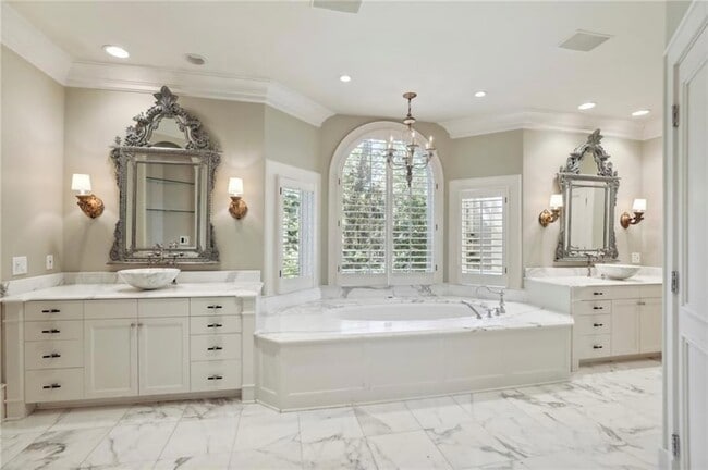 Building Photo - 1965 W Wesley Rd NW