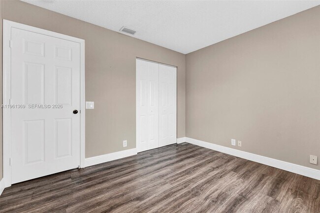 Building Photo - 1518 Maple Dr