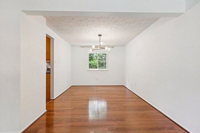 Building Photo - Home in Highly Desirable Forest Ridge!