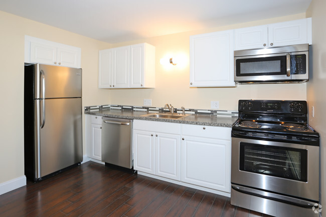 Kitchen - Lake Heights Apartments