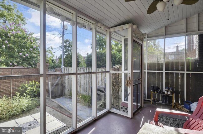 Building Photo - 915 Jefferson St