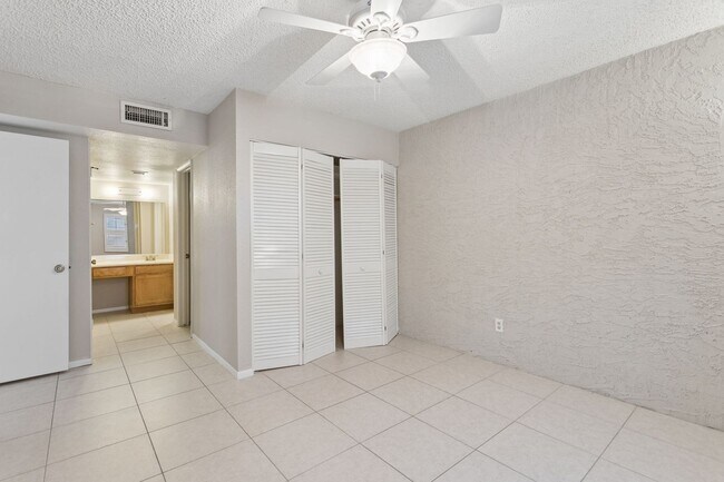 Building Photo - 4444 E Paradise Ln
