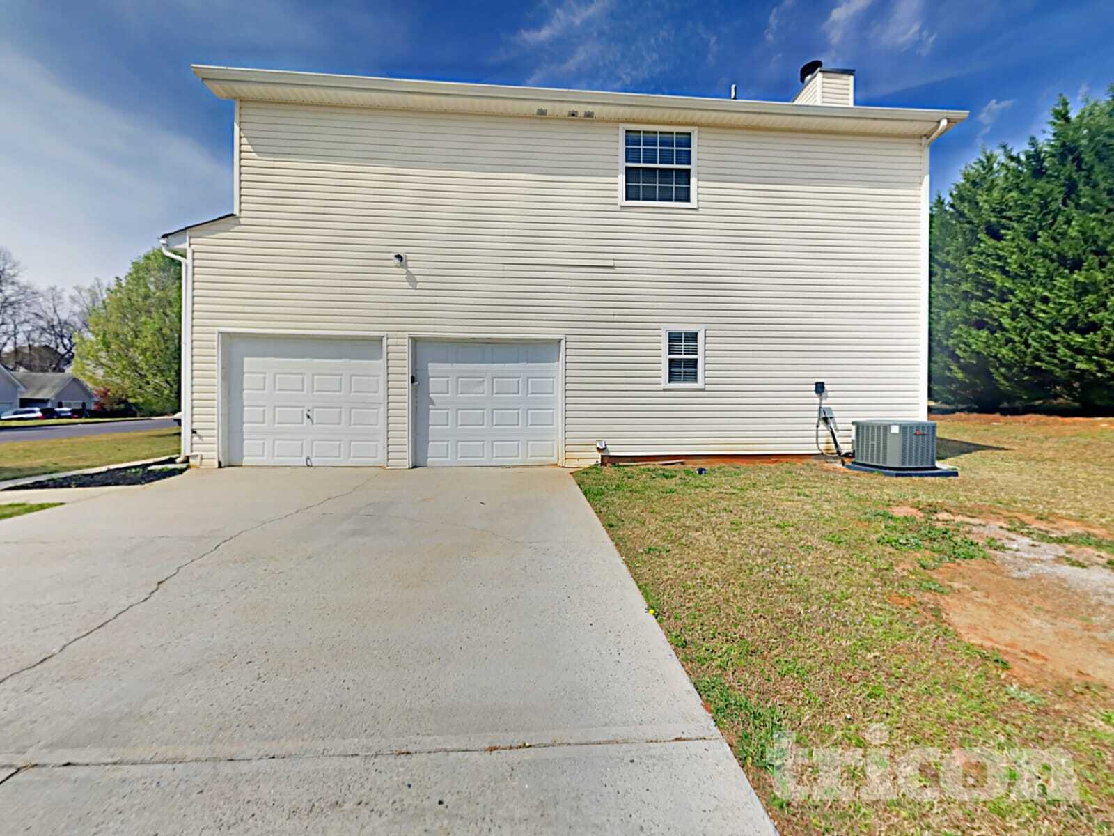 Building Photo - 1100 Village Oaks