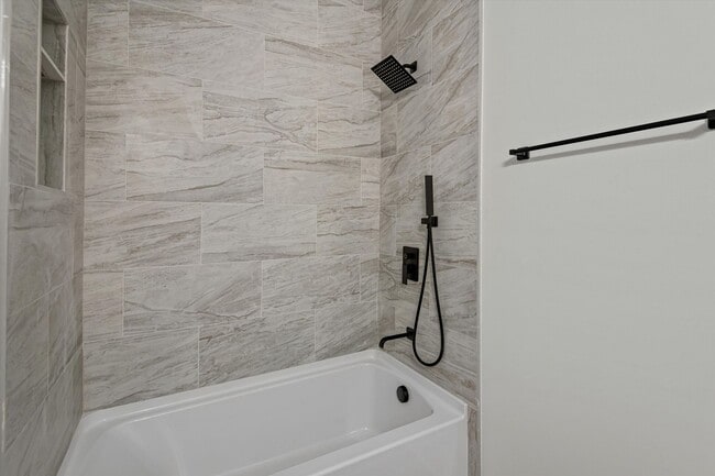 Building Photo - 1318 House St