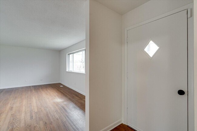 Building Photo - 3 bedroom, 1.5 Bathroom for rent!