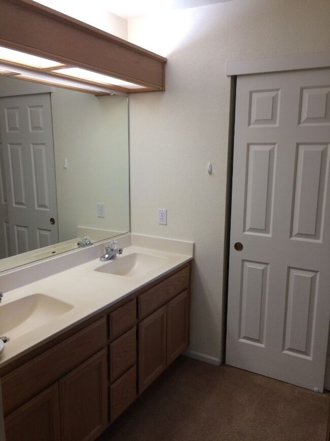 Building Photo - Spacious 3 Bedroom Home available in South...