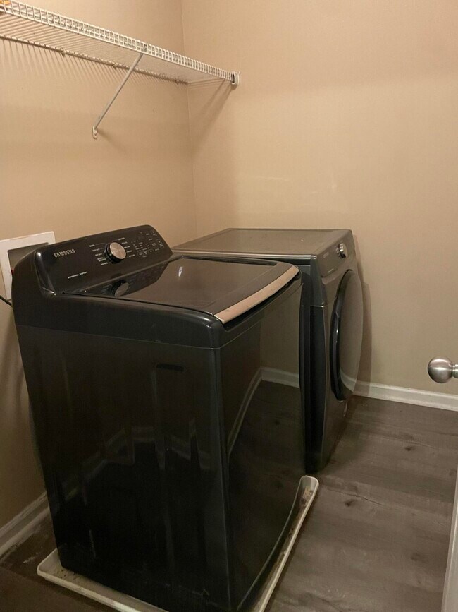 Building Photo - 527 Telegraph Dr