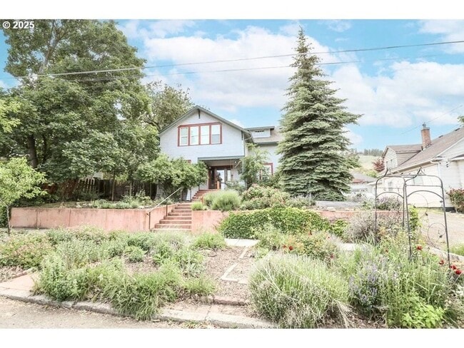 Building Photo - Gorgeous Upscale 4 bed 2 bath