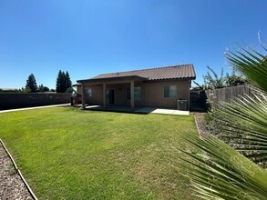 Building Photo - Don't miss out newer 4 bedroom 2 bath in K...