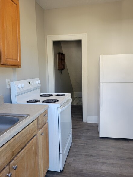 Building Photo - 798 E Whittier St