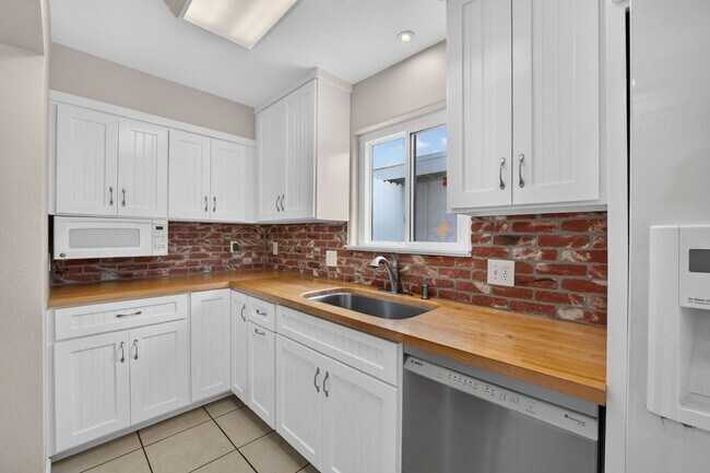 Building Photo - Minutes to the Beach! Updated 2 Bedroom Condo with Parking Included