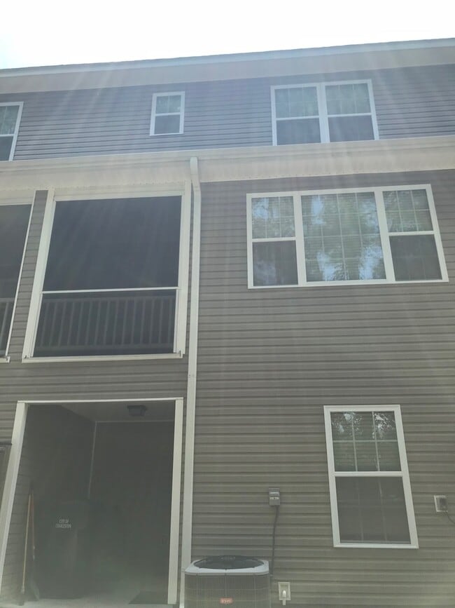 Building Photo - Townhouse with Fenced Backyard!