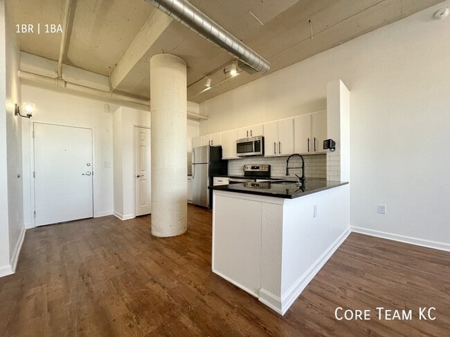 Building Photo - 320 W 7th St