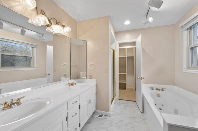 Building Photo - 4BR/3BA Forest Hills Luxury Rental