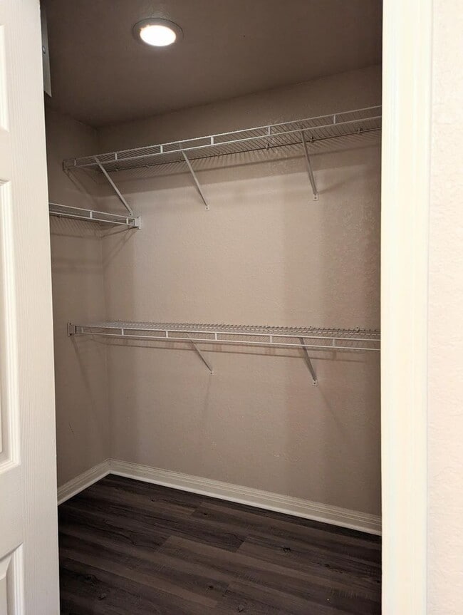 Building Photo - Updated 2x2 condo 1121 square feet, vinyl plank floors & balcony