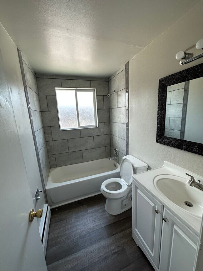 Building Photo - Updated 1 bedroom/1 bath in Edgewater! 1st floor Unit! Secure Building- Off Street Parking