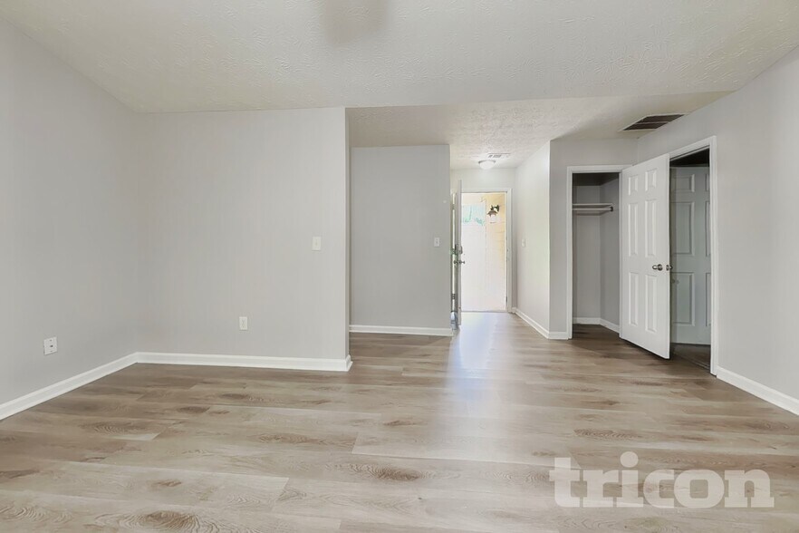 Building Photo - 270 Rosewood Dr