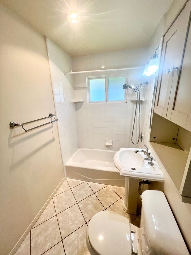 Building Photo - La Playa 1 bedroom, 1 bath Steps to Bay & Point Loma Village