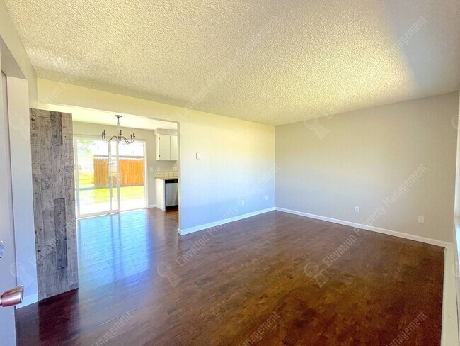 Building Photo - Recently-renovated 2 BR duplex in Redmond ...