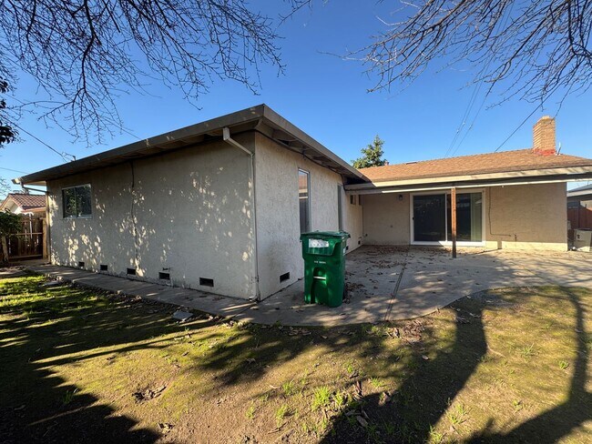 Building Photo - Four Bed, Two Bath Home In North Stockton