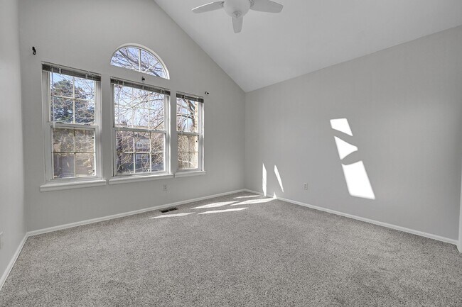 Building Photo - $2,195.00 - 2 Bed, 1.5 Bath, Townhome in L...